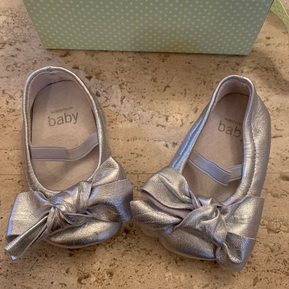 Adorable Nordstrom Baby Silver Bow Crib Shoes 3-6M